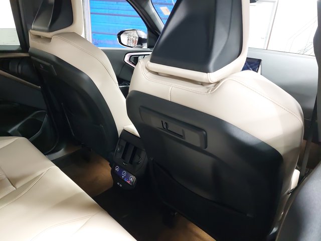 Vehicle image 17 of 37