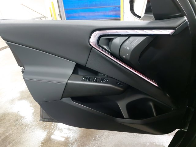 Vehicle image 30 of 38