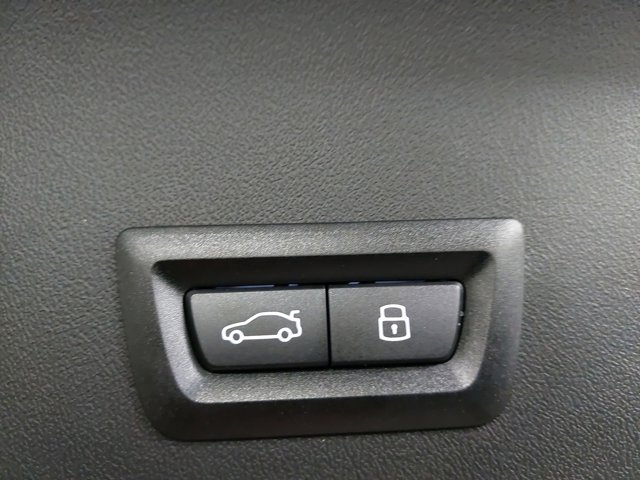 Vehicle image 32 of 38