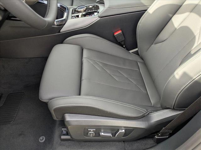 Vehicle image 17 of 18