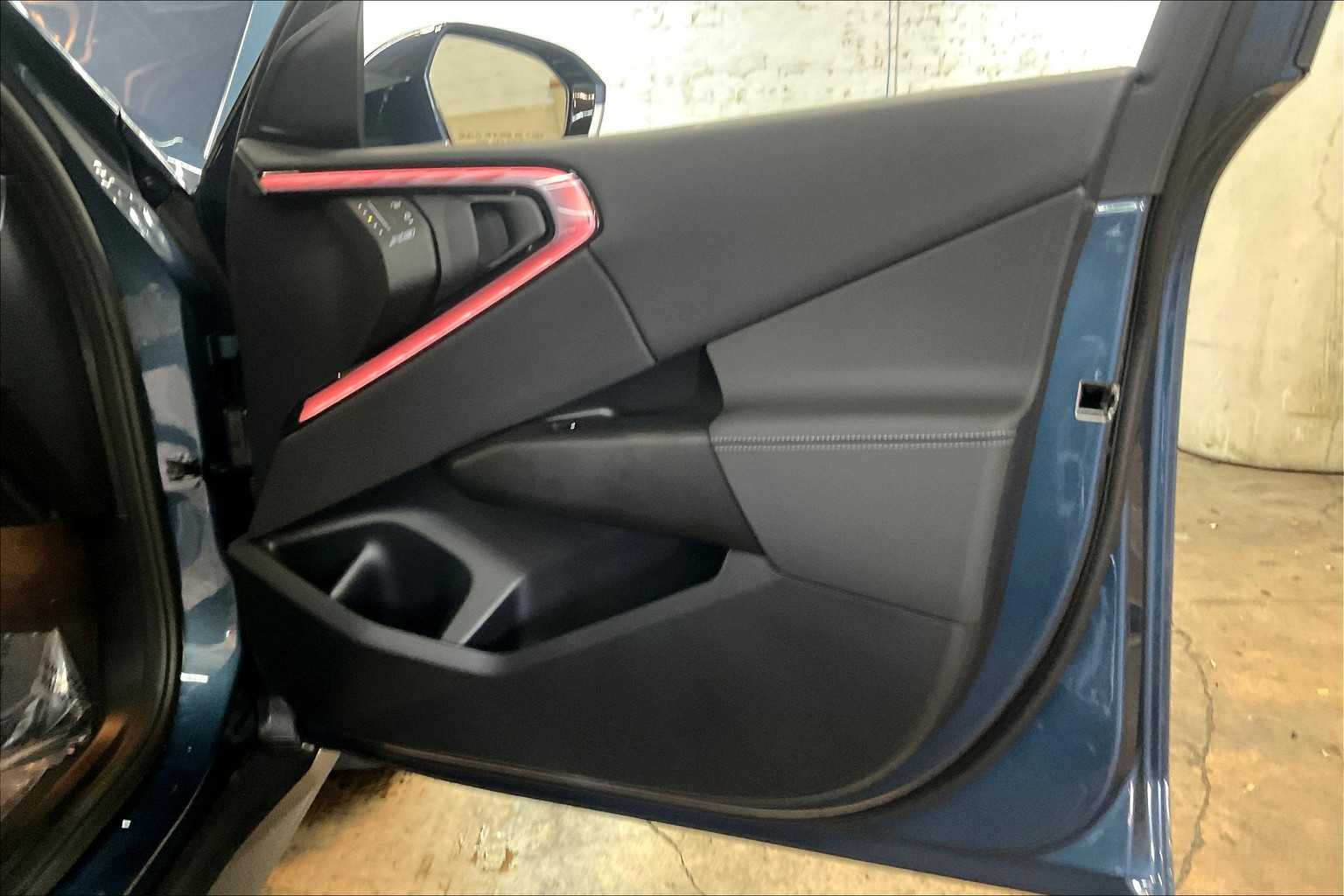 Vehicle image 28 of 33