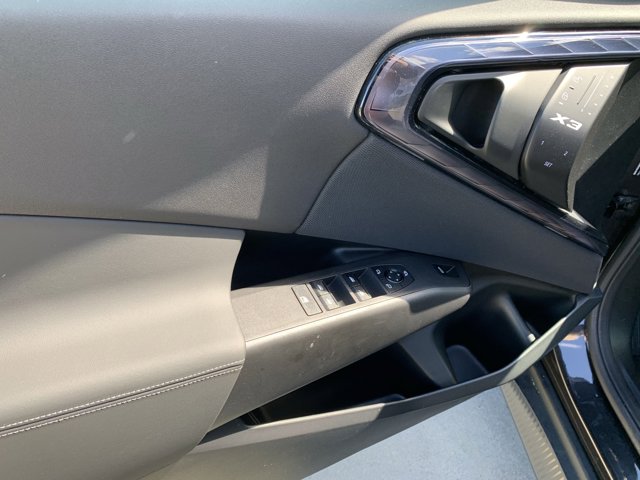 Vehicle image 27 of 37