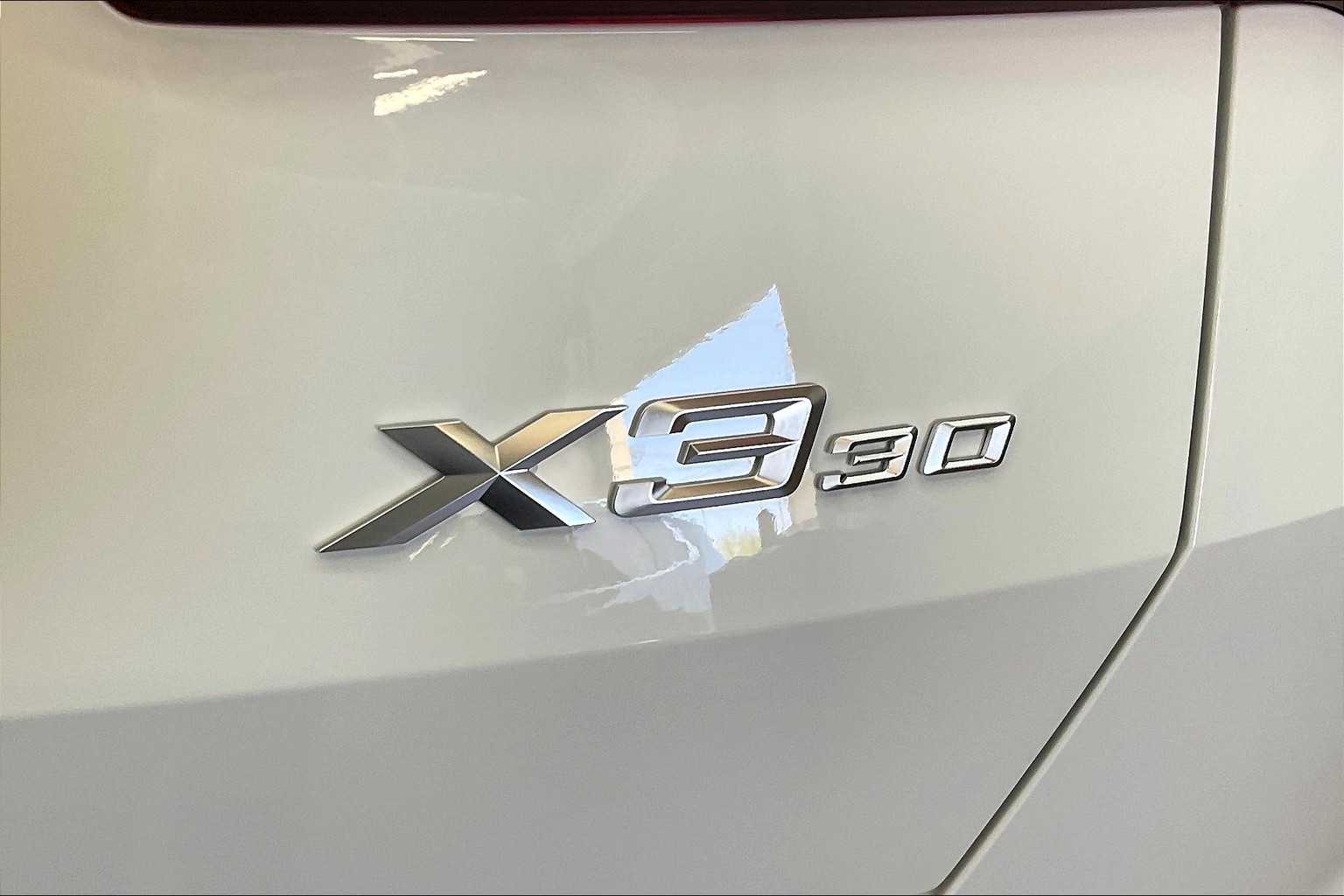 Vehicle image 21 of 33