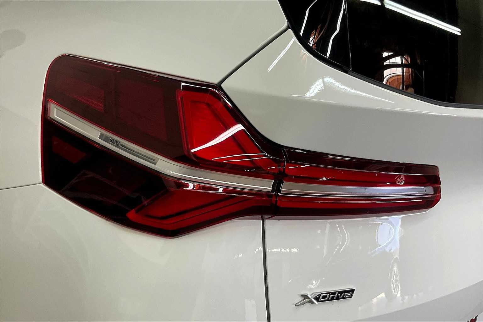 Vehicle image 27 of 33