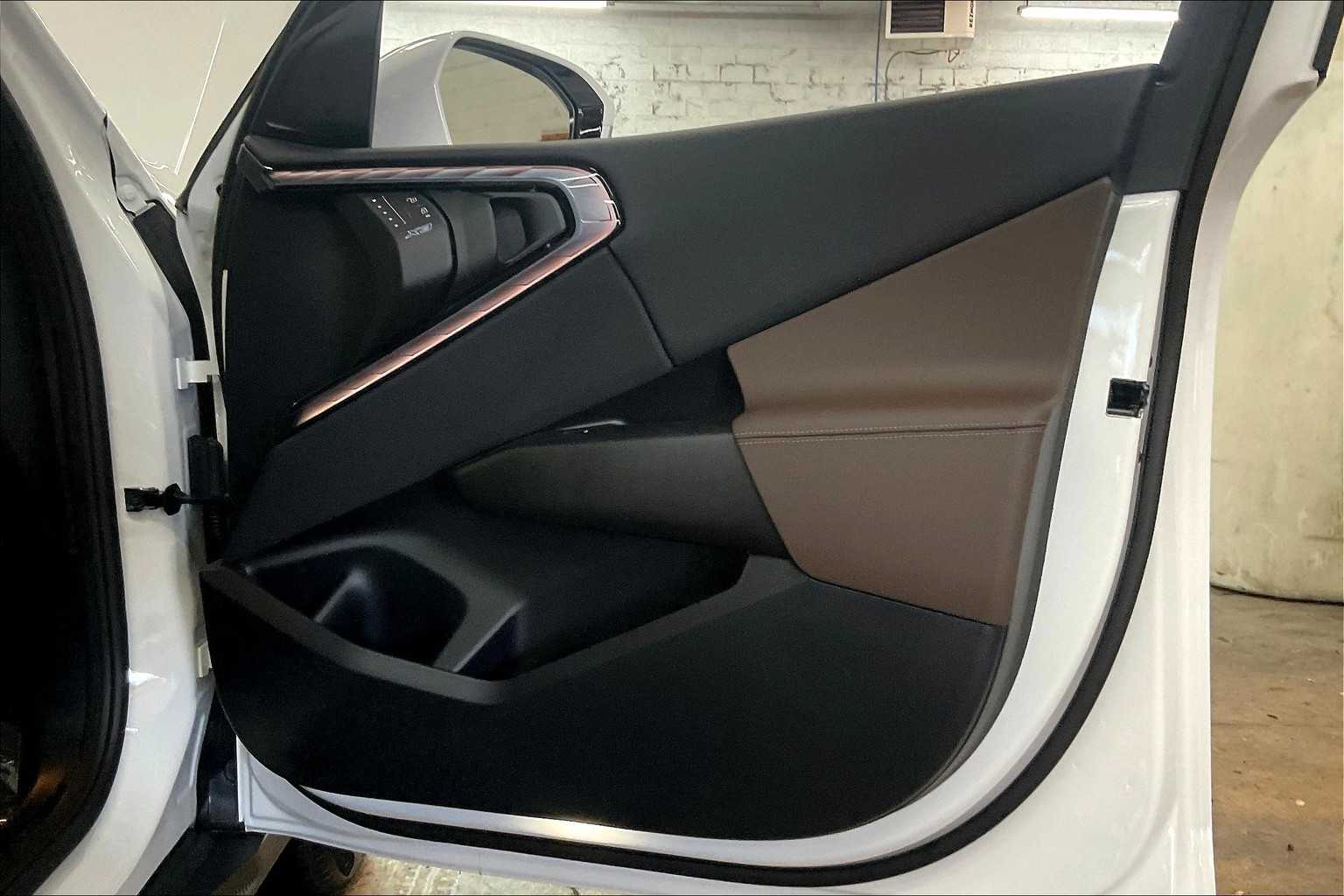 Vehicle image 31 of 33