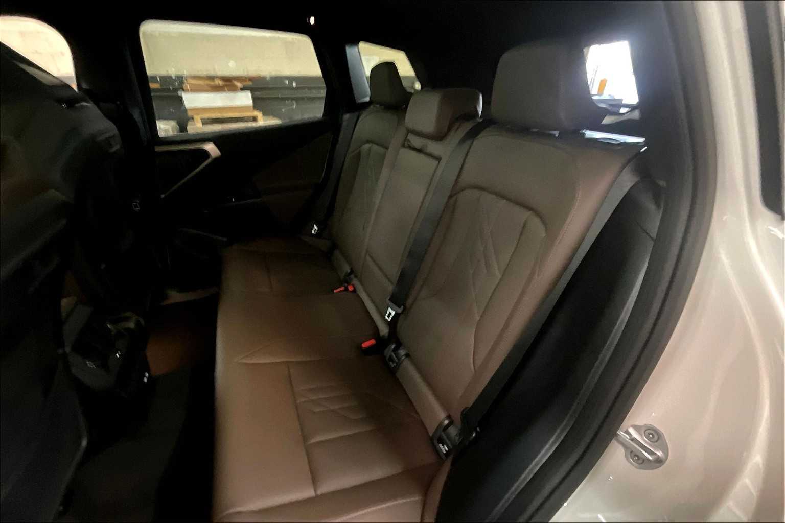 Vehicle image 10 of 33