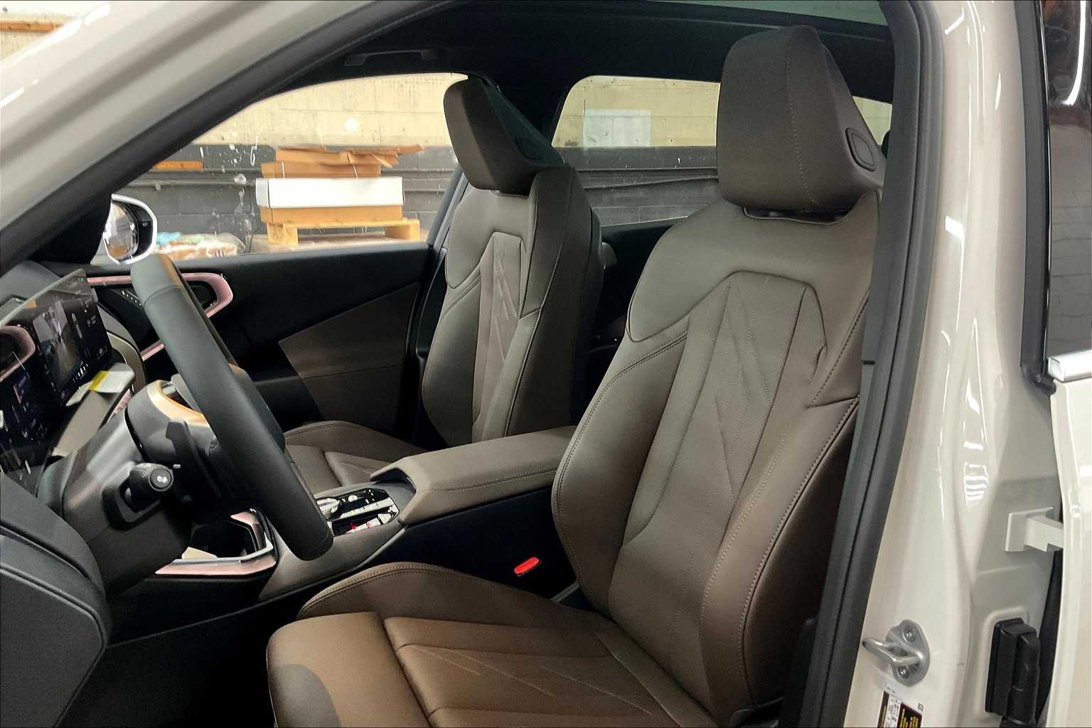 Vehicle image 11 of 33