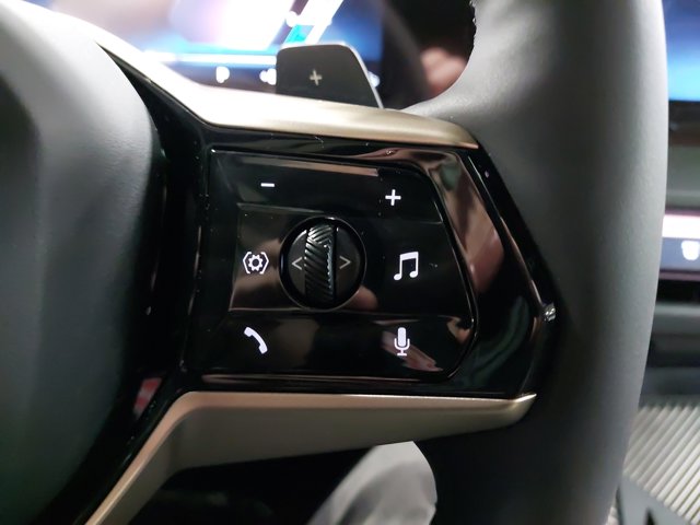 Vehicle image 33 of 38