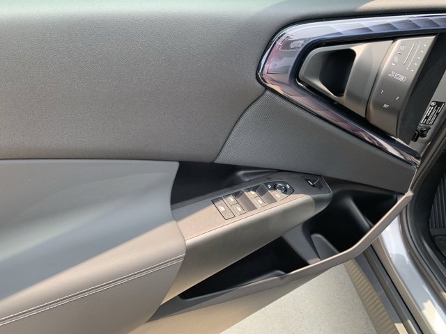 Vehicle image 26 of 37
