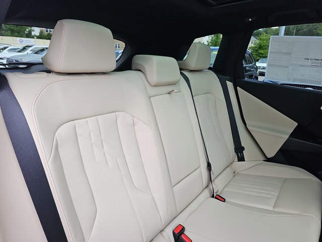 Vehicle image 16 of 39