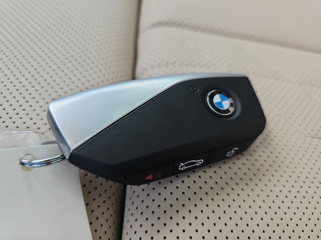 Vehicle image 27 of 39