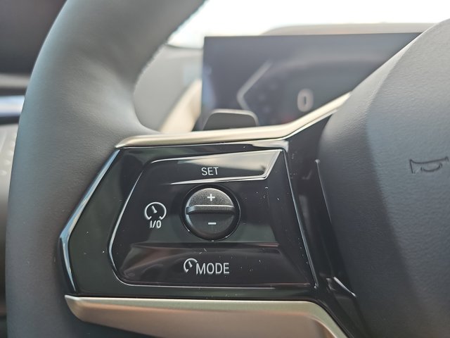 Vehicle image 33 of 39