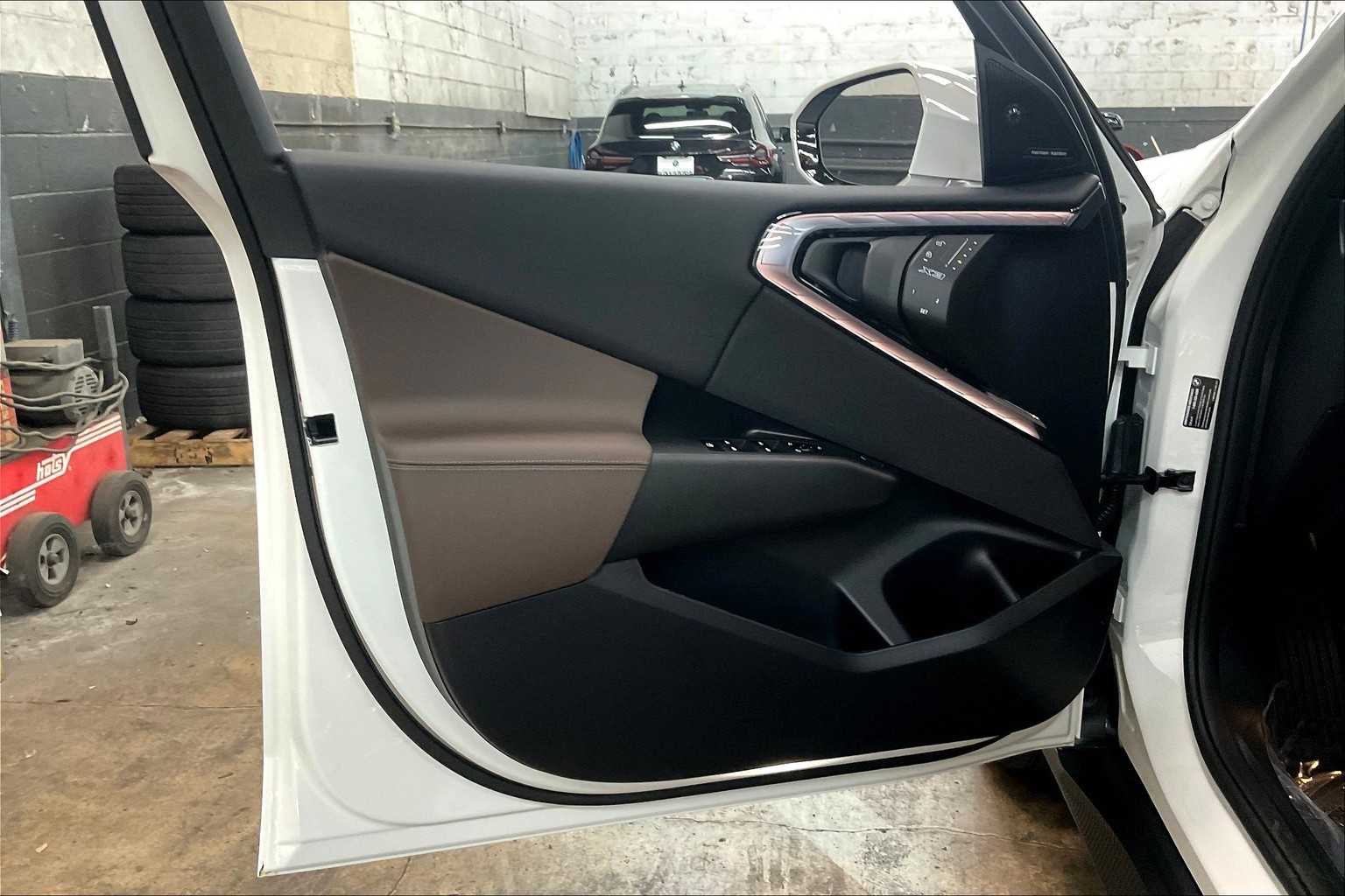 Vehicle image 23 of 35