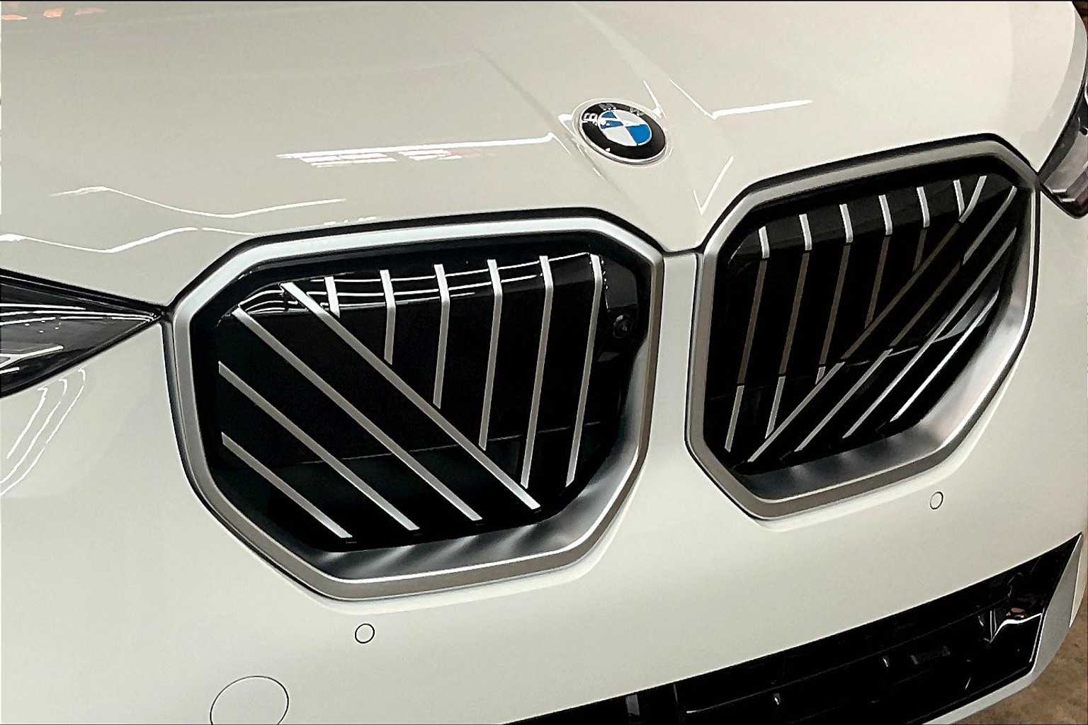 Vehicle image 33 of 35