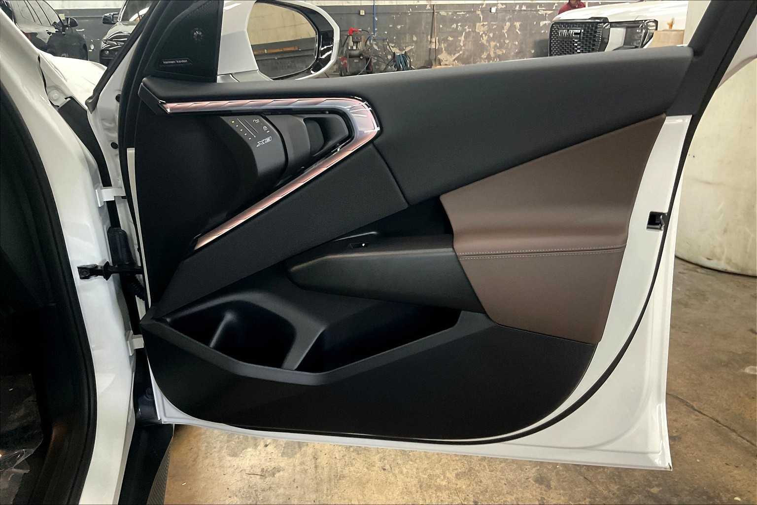 Vehicle image 29 of 35