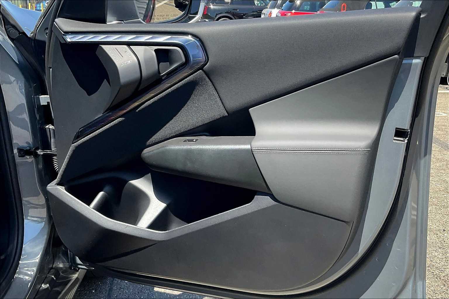 Vehicle image 28 of 32