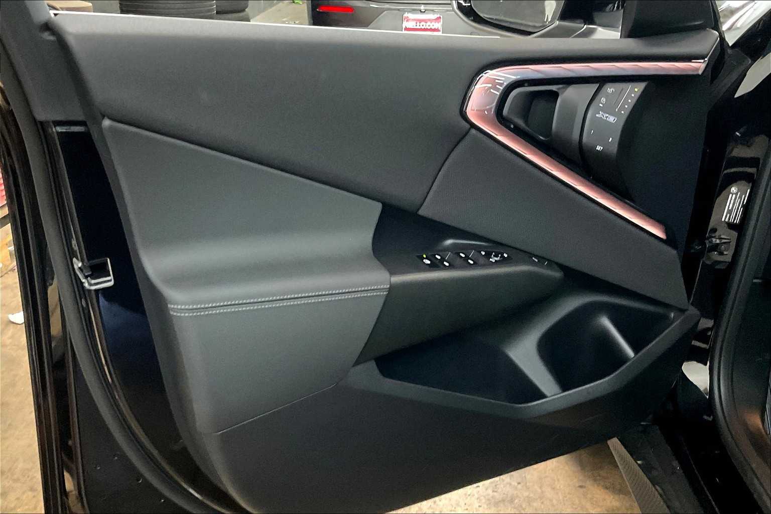 Vehicle image 23 of 32