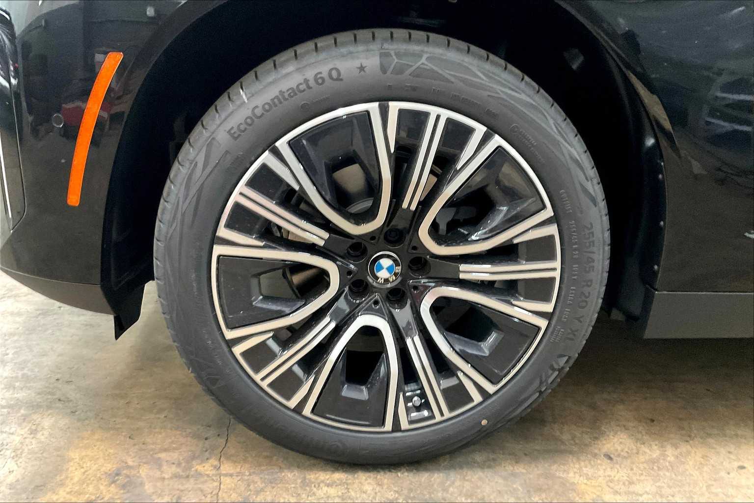 Vehicle image 9 of 32