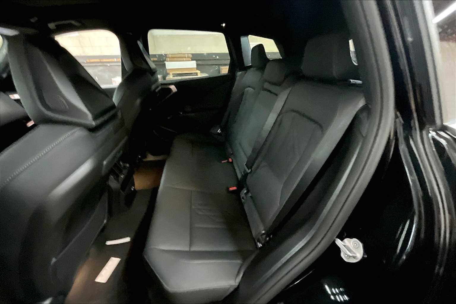 Vehicle image 14 of 32