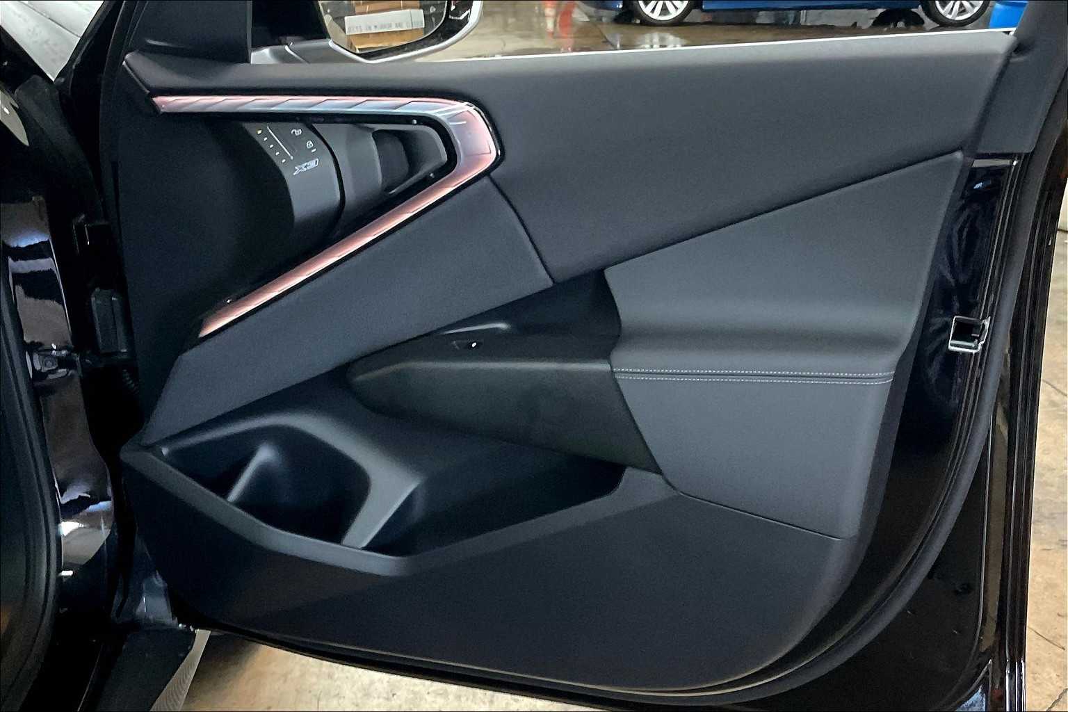 Vehicle image 24 of 32