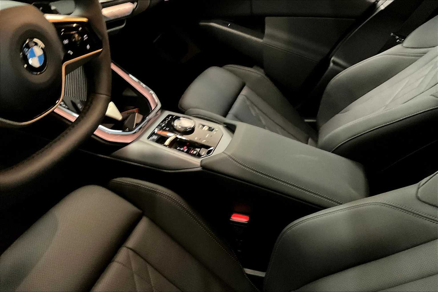 Vehicle image 22 of 32