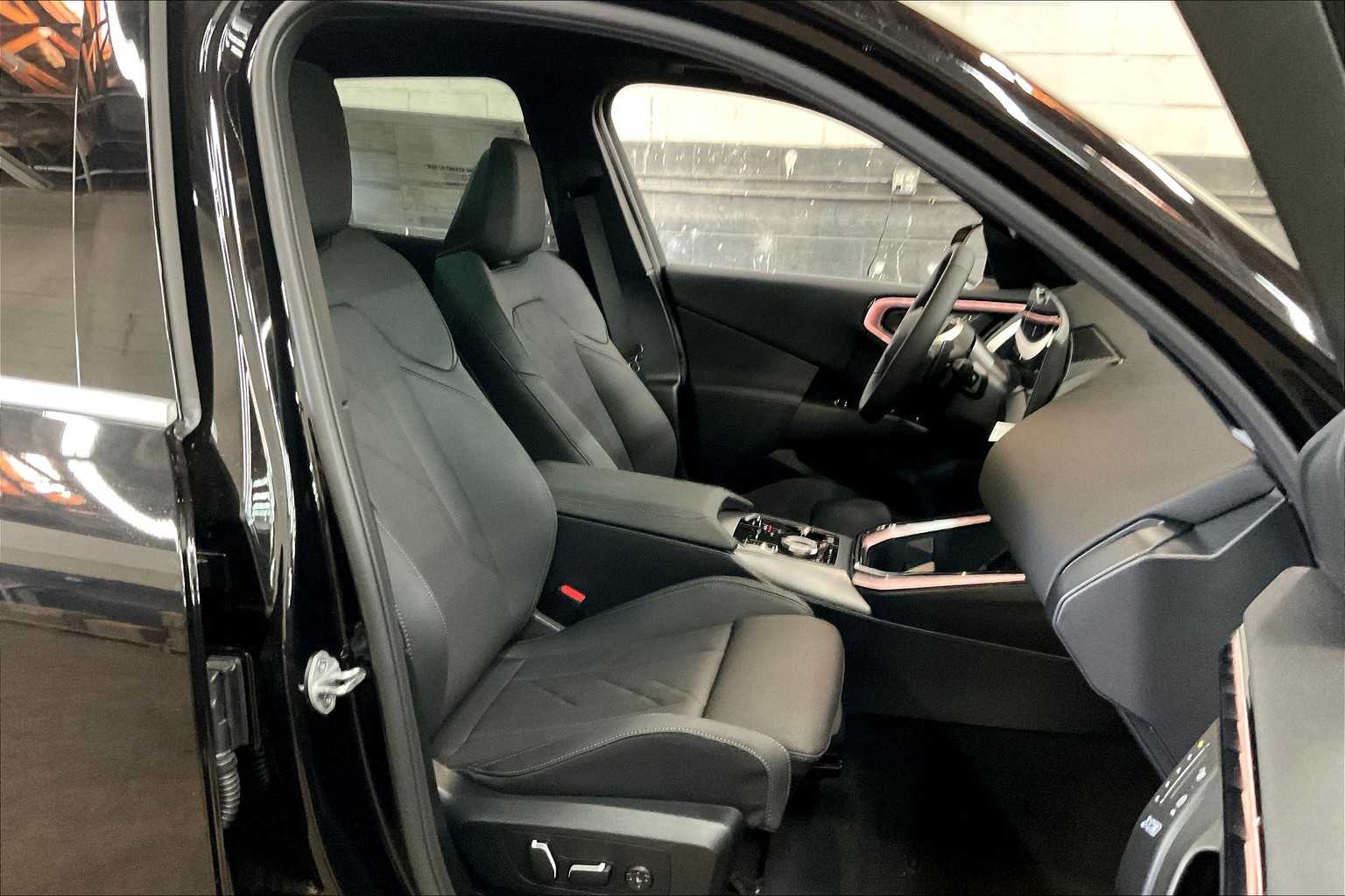 Vehicle image 11 of 32
