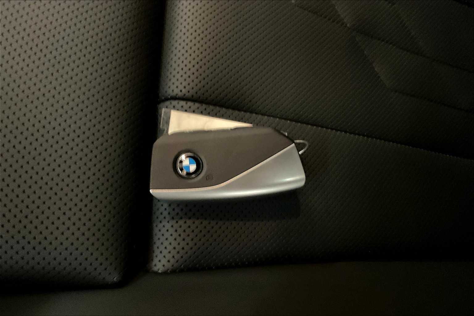 Vehicle image 26 of 32