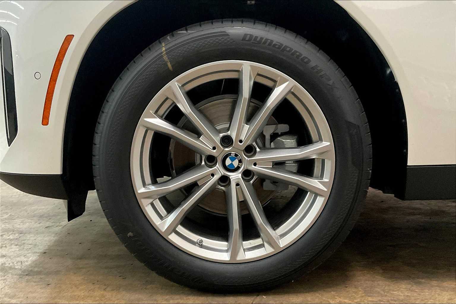 Vehicle image 8 of 32