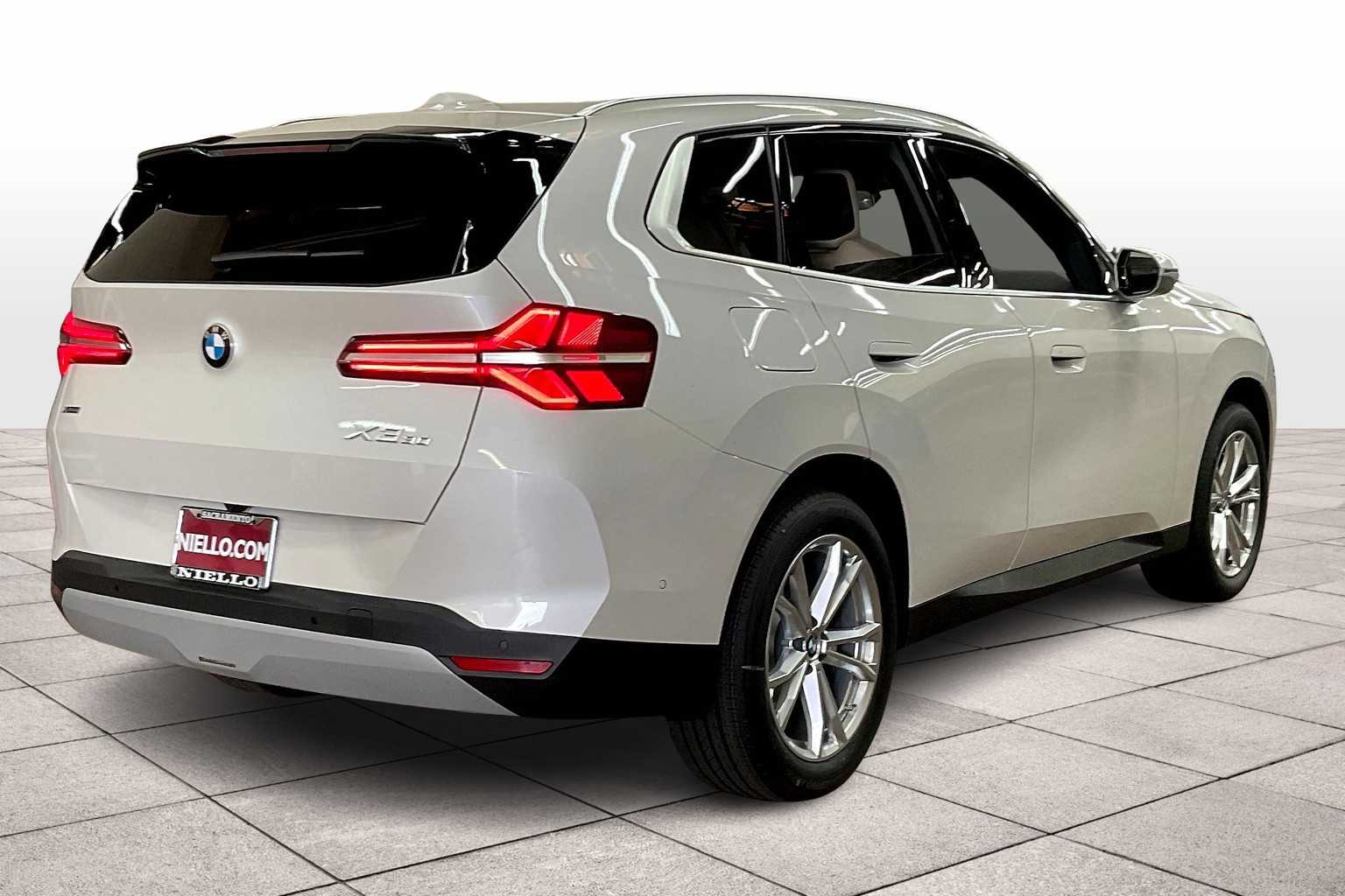 Vehicle image 4 of 32