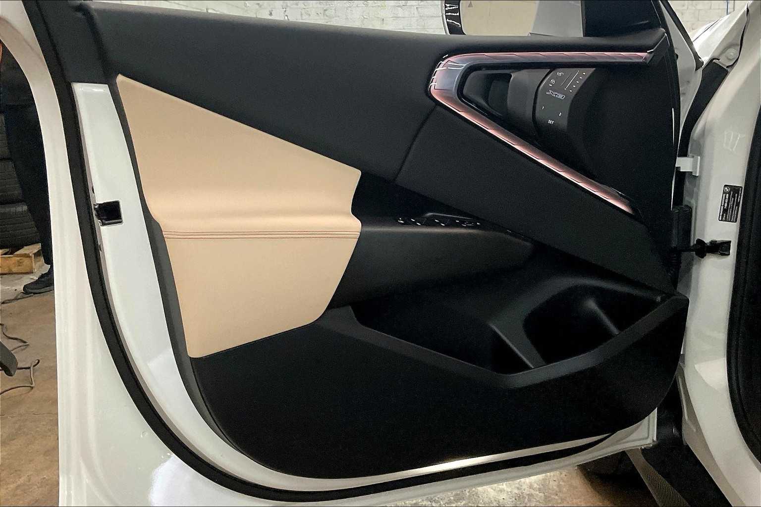 Vehicle image 24 of 32