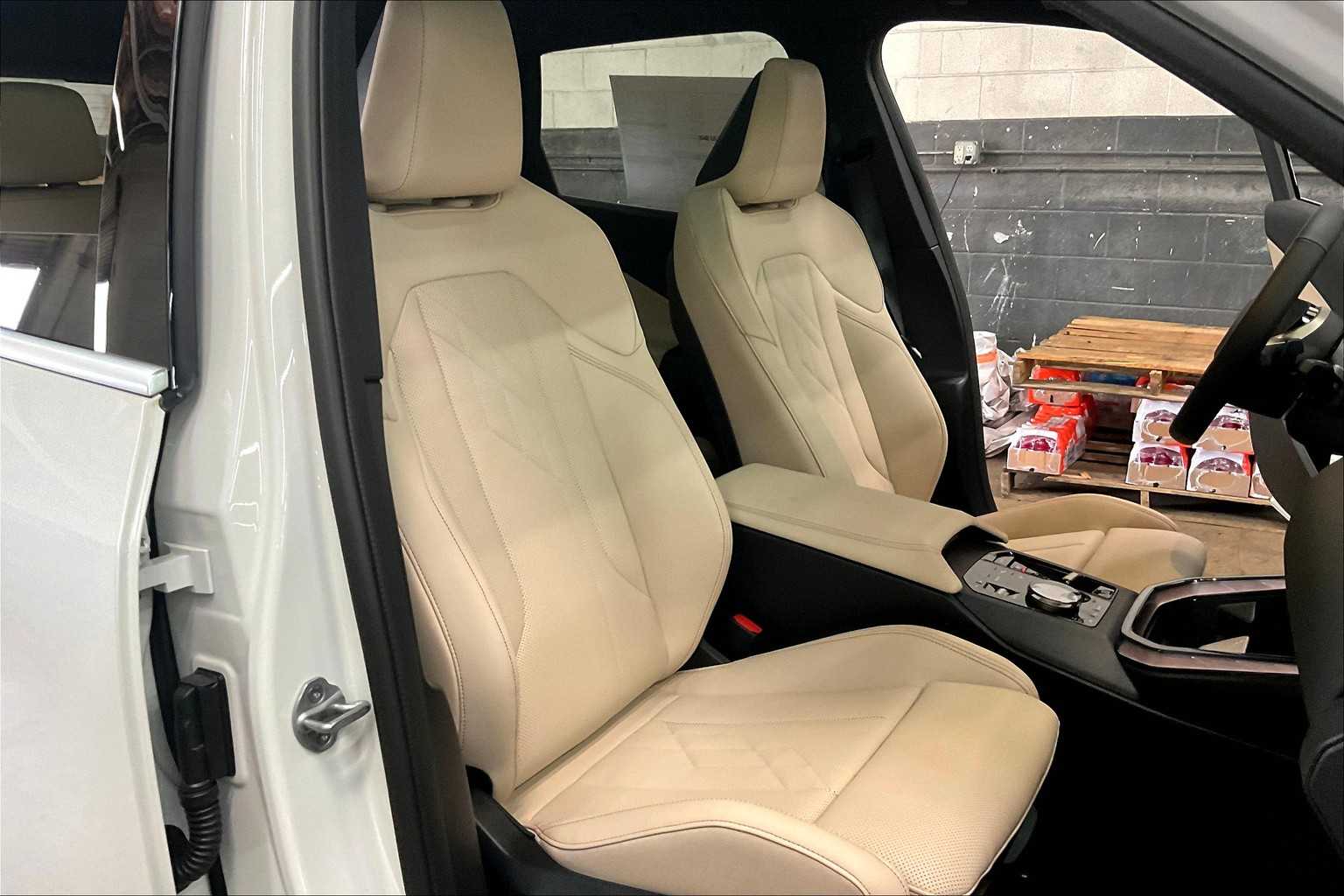 Vehicle image 11 of 32