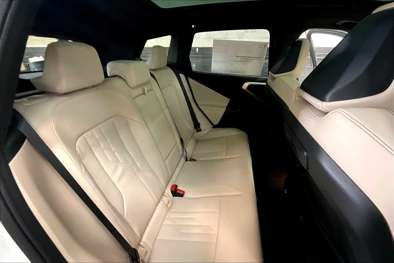 Vehicle image 10 of 32