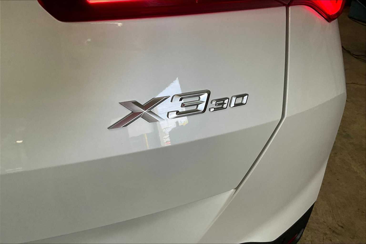 Vehicle image 23 of 32
