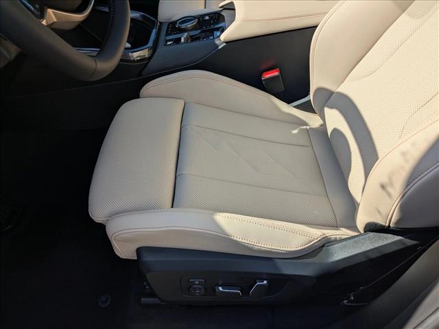 Vehicle image 16 of 17