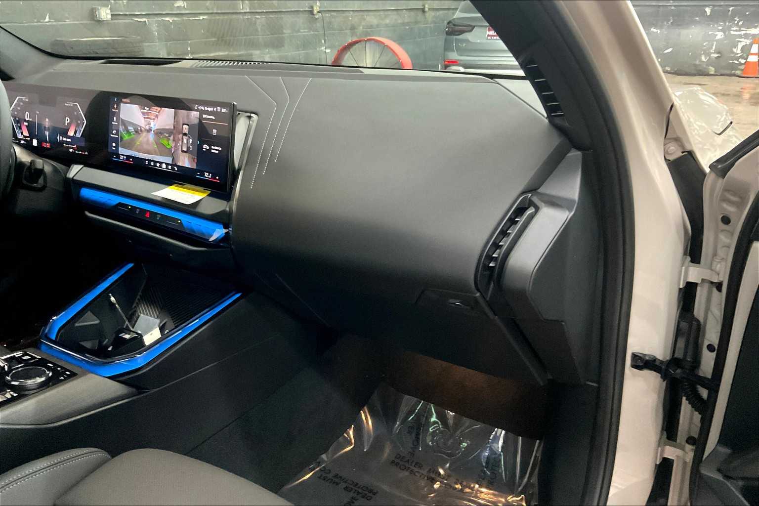 Vehicle image 17 of 32