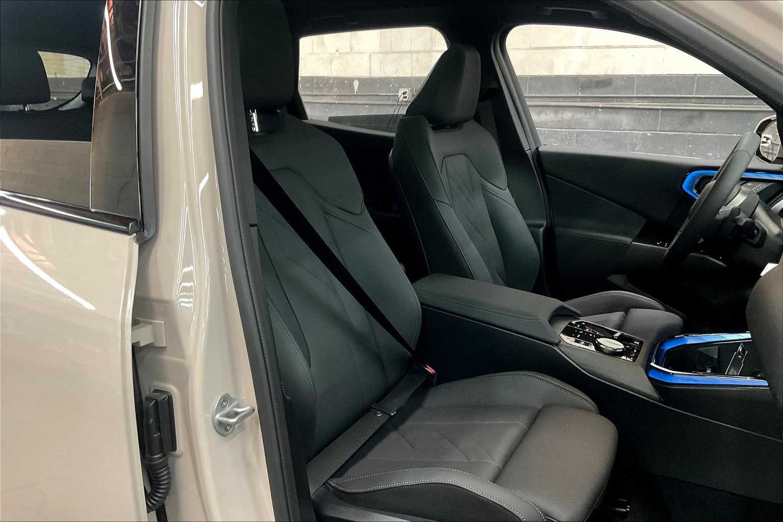 Vehicle image 9 of 32