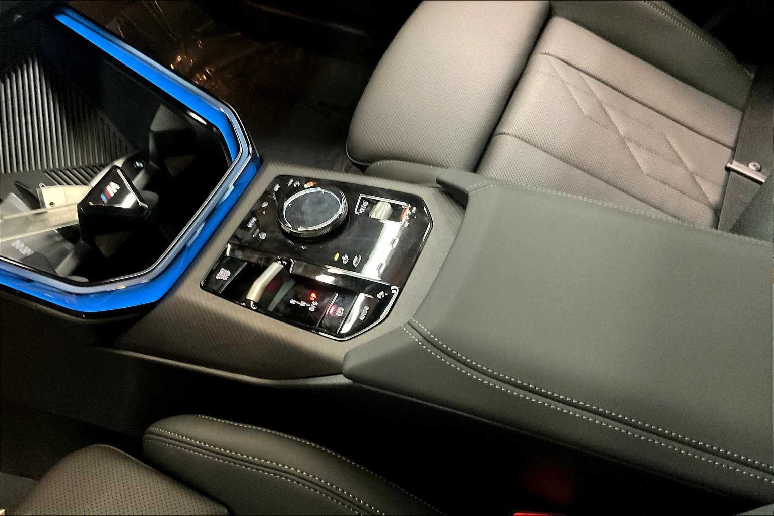 Vehicle image 21 of 32