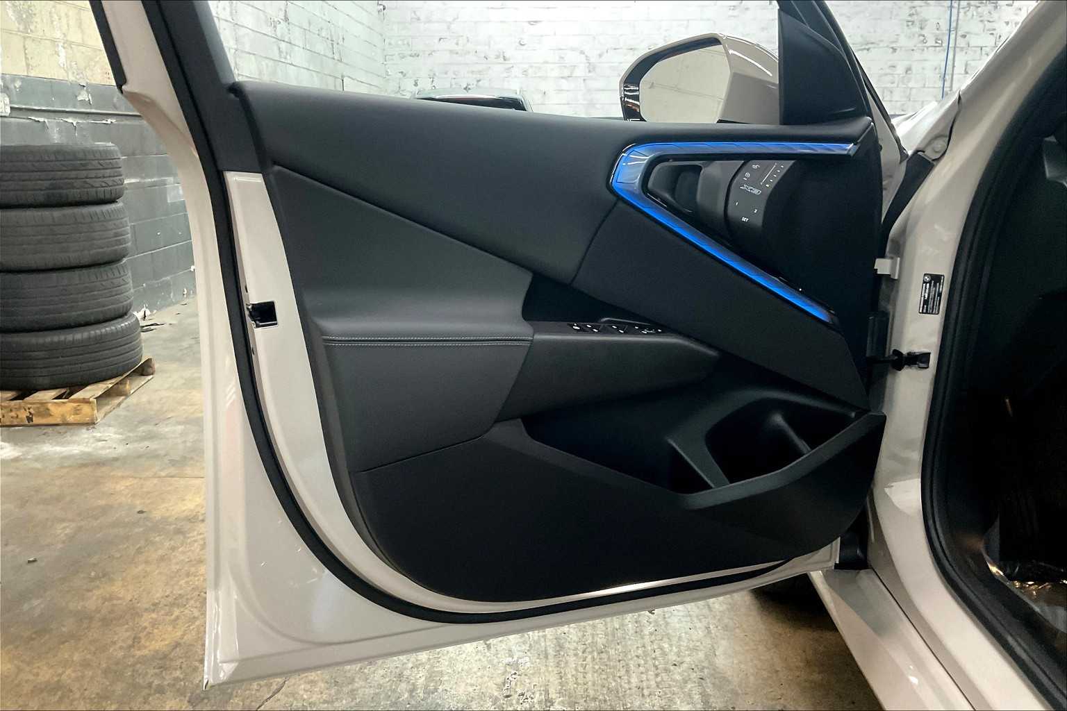 Vehicle image 22 of 32