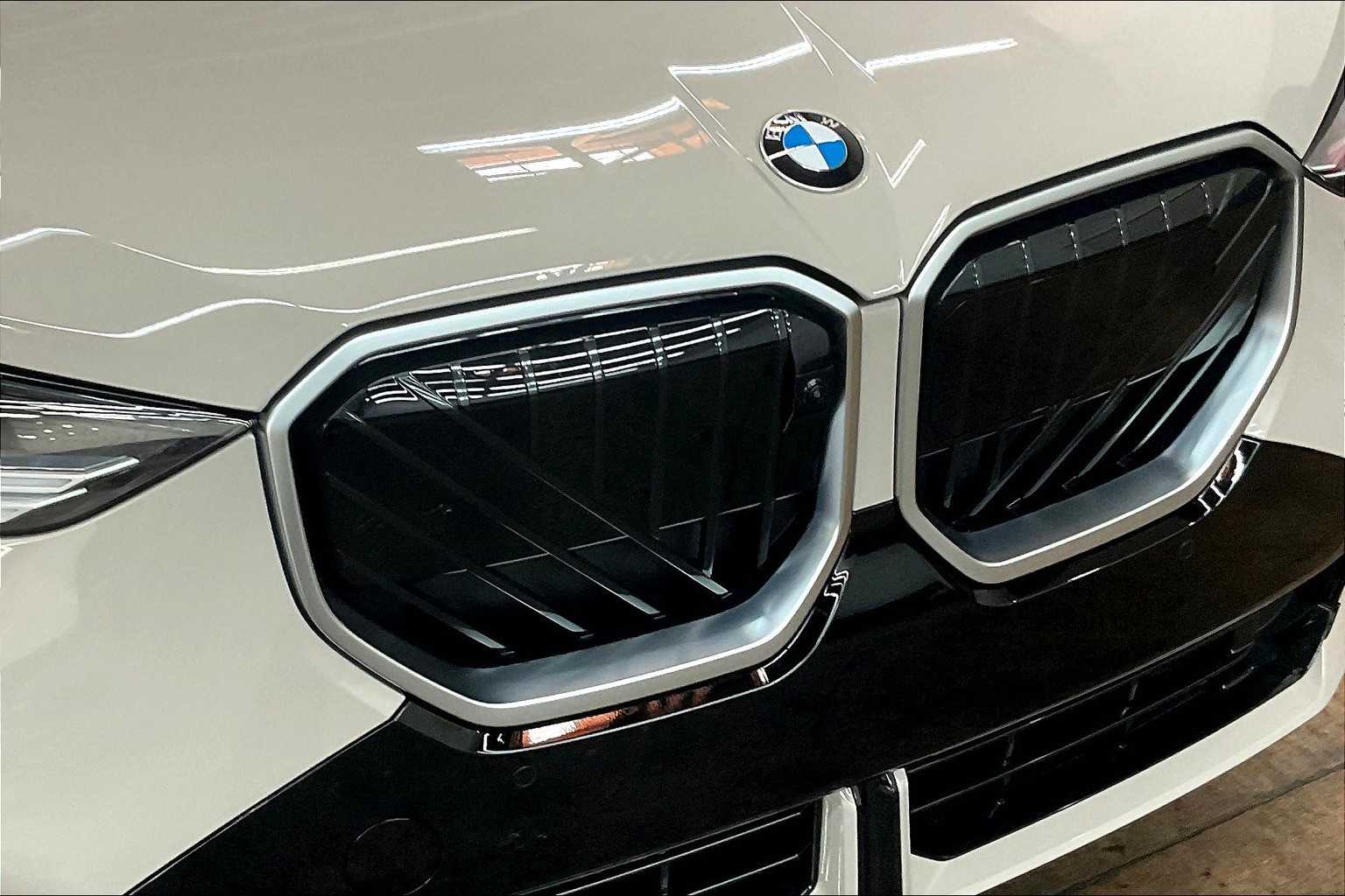 Vehicle image 23 of 32