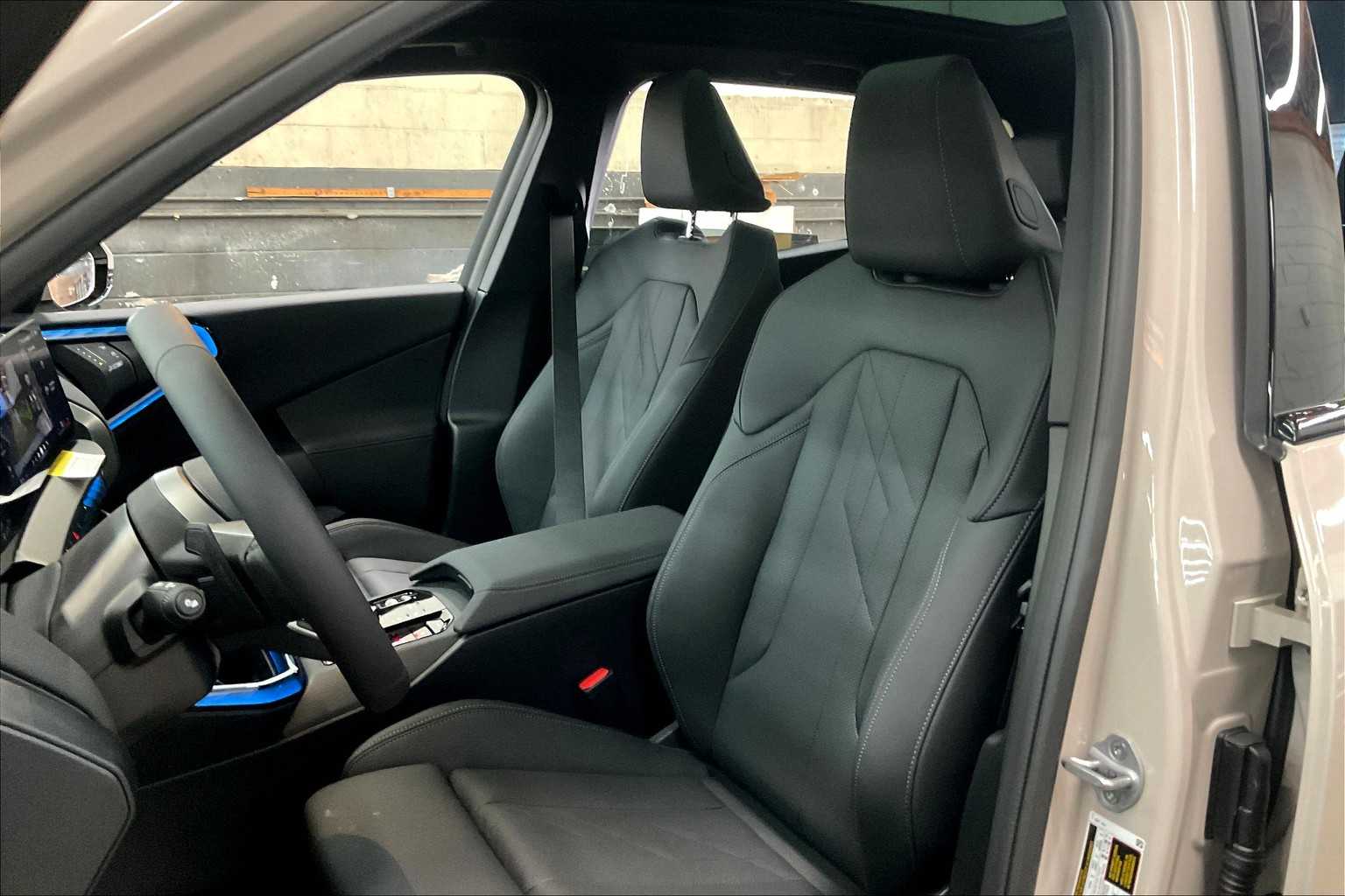 Vehicle image 10 of 32
