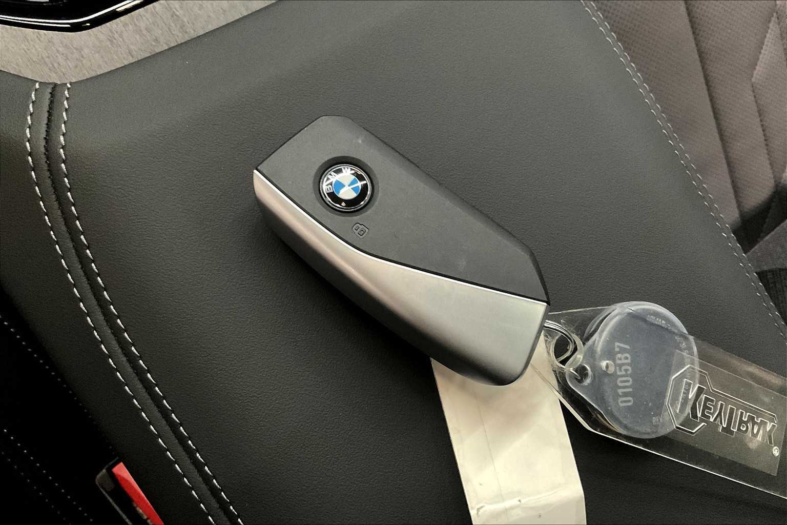 Vehicle image 25 of 32