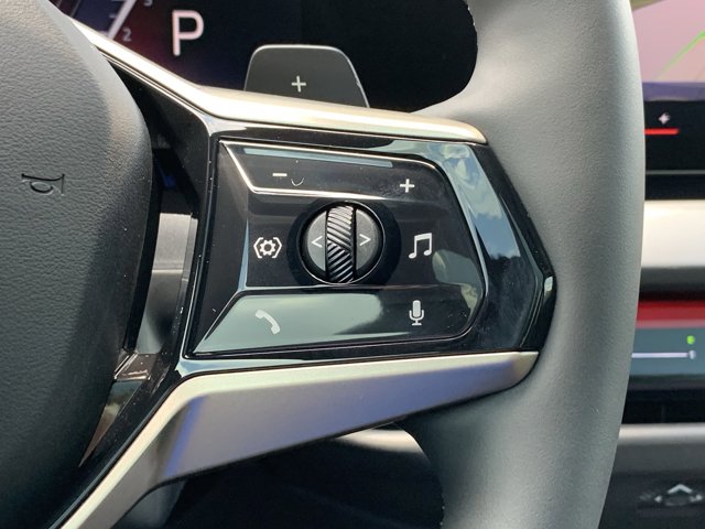 Vehicle image 31 of 37