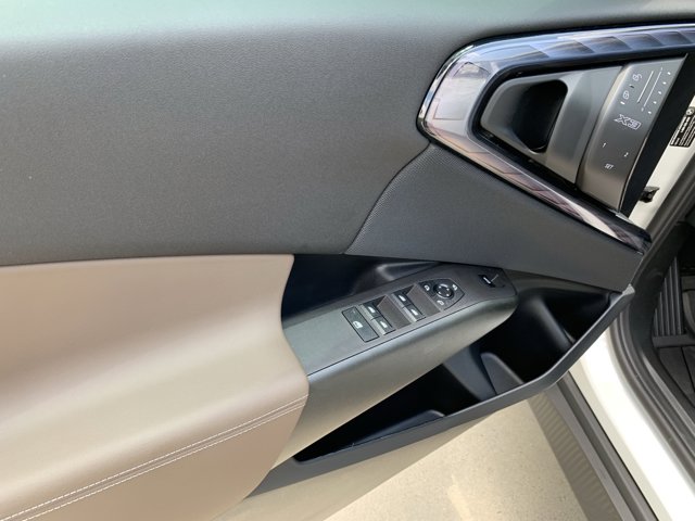 Vehicle image 27 of 37
