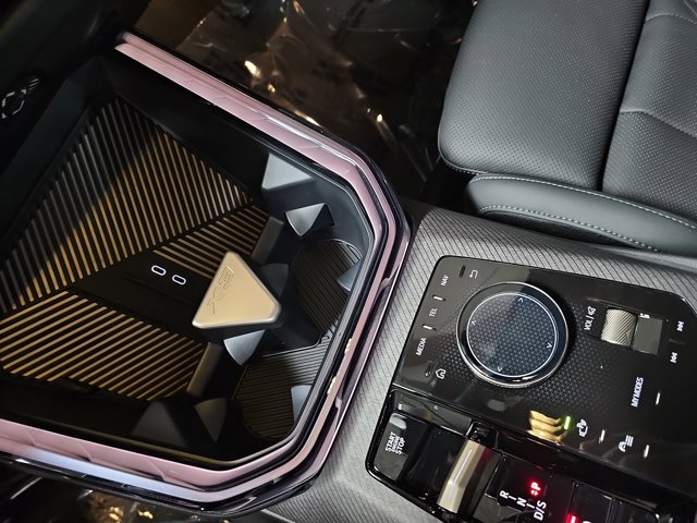 Vehicle image 32 of 38