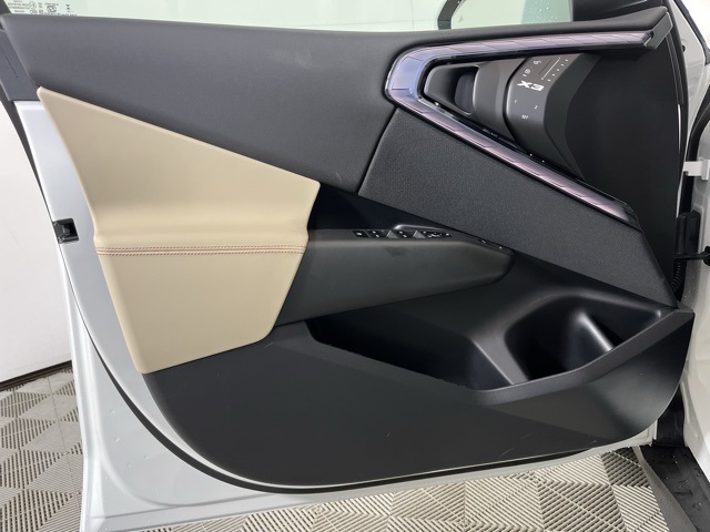Vehicle image 10 of 26