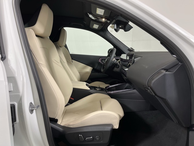 Vehicle image 22 of 26