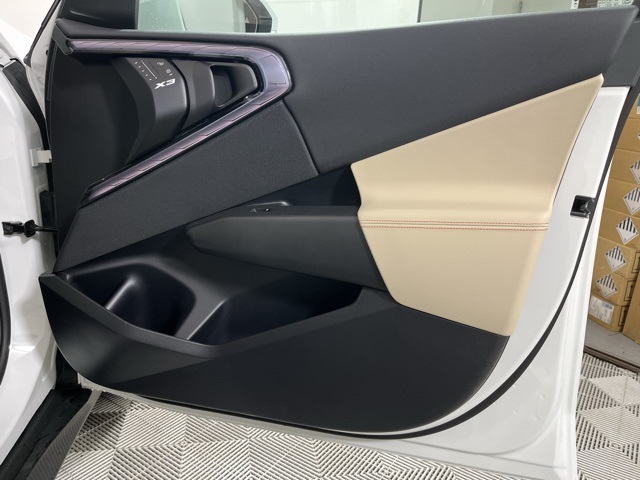 Vehicle image 23 of 26