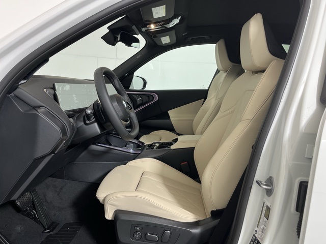 Vehicle image 11 of 26