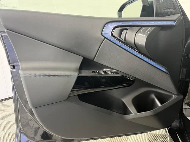 Vehicle image 10 of 27