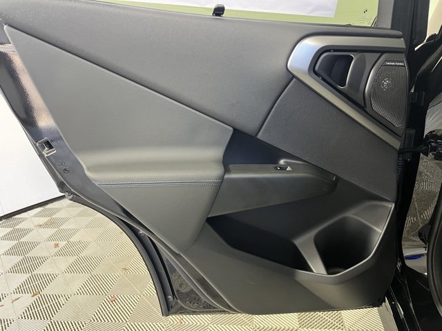 Vehicle image 20 of 27